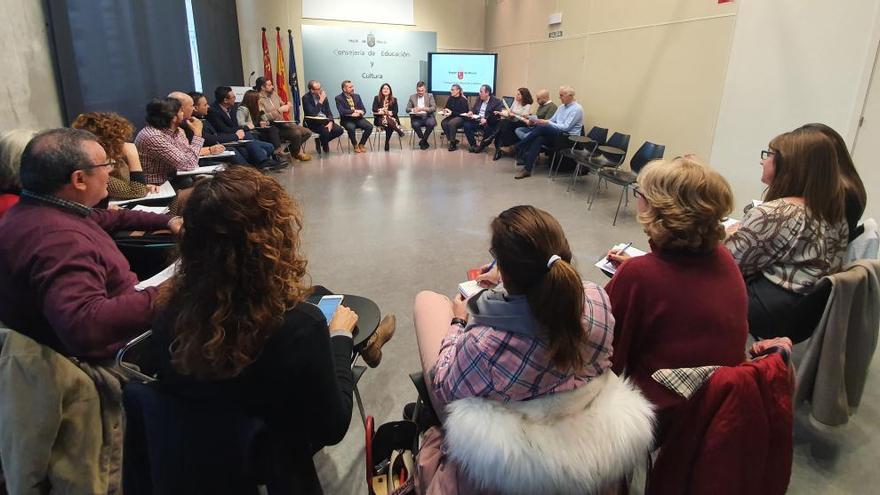 La consejera de Educación y Cultura, Esperanza Moreno, durante la reunión con la Comisión regional de directores de Infantil y Primaria.