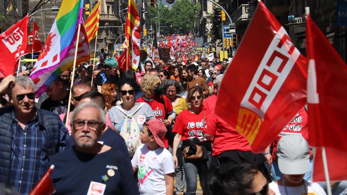 Manifestants de la mobilització de CCOO i UGT baixant per la Via Laietana de Barcelona