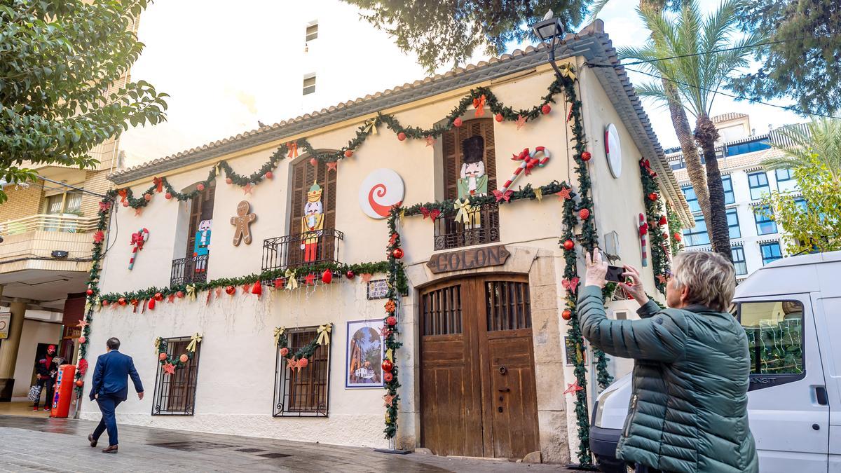 Una persona toma una fotografía de la Casa de la Navidad en el Hort de Colón y donde hay programadas varias &quot;visitas&quot; de Papá Noel.