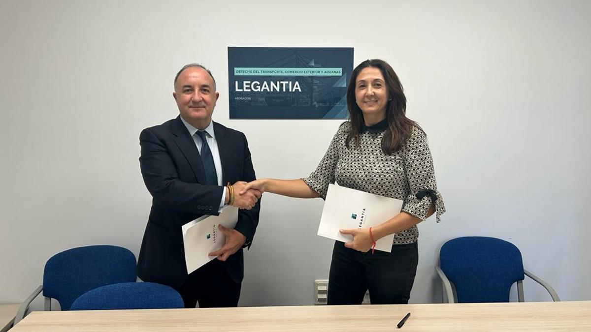 Representantes de Metalcórdoba y Legantia firman el acuerdo de colaboración.