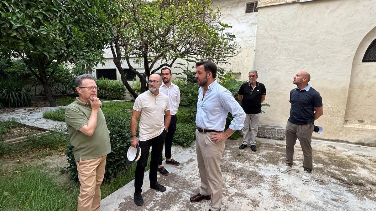 Un momento de la visita al convento de las Clarisas por parte del alcalde Ruz y el edil Guilabert