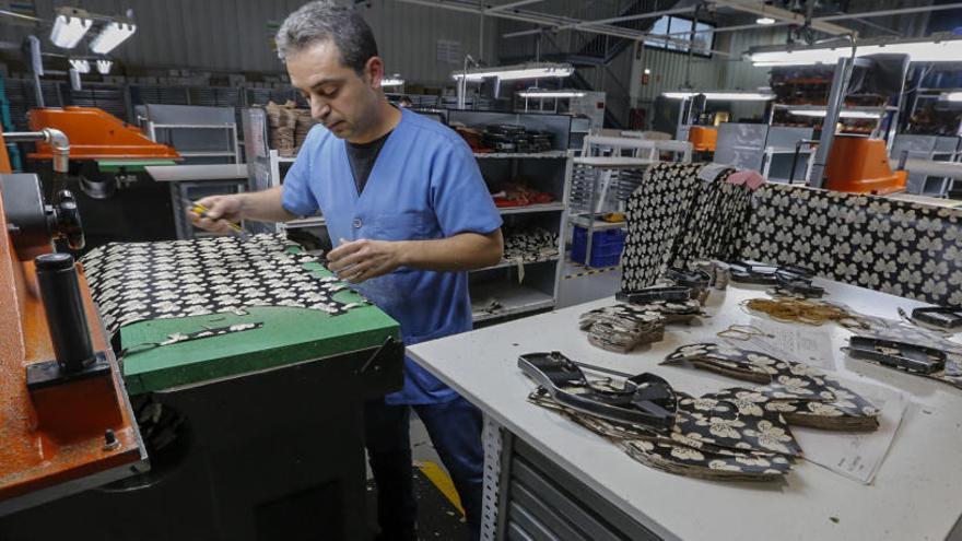 Un empleado trabajando en la confección de calzado en una empresa ubicada en Elche Parque Empresarial.