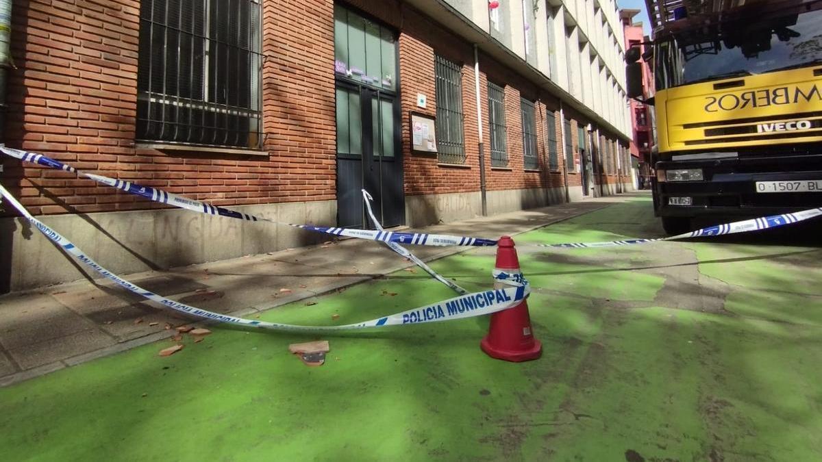 Restos de elementos de la fachada en el suelo.