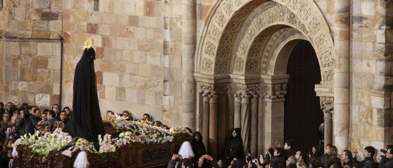 La Virgen de la Soledad regresa a San Juan un Sábado Santo.