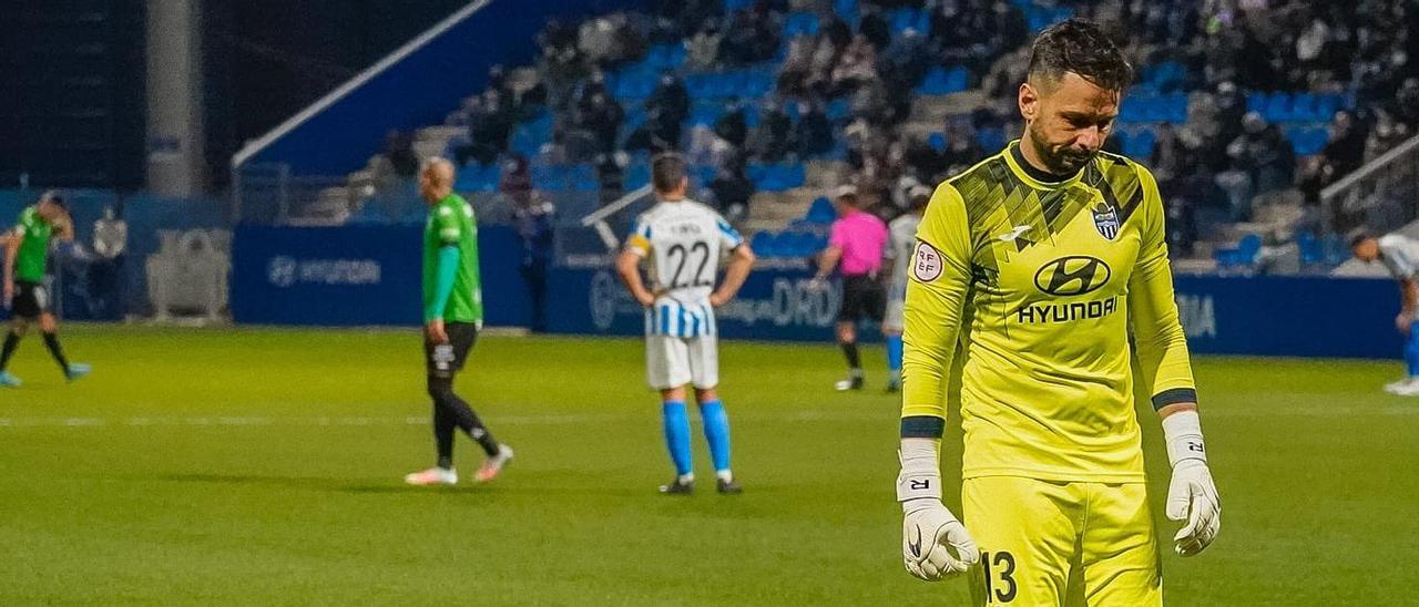 René Román, en su regreso tras dos meses de ausencia, se lamenta tras el tanto encajado en el tiempo de descuento.