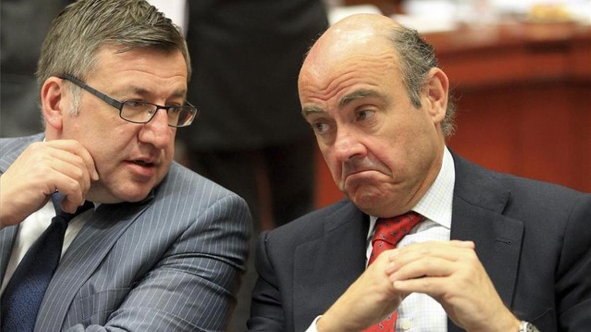 El ministro de Economía español, Luis de Guindos, conversa con su homólogo belga, Steven Vanackere.