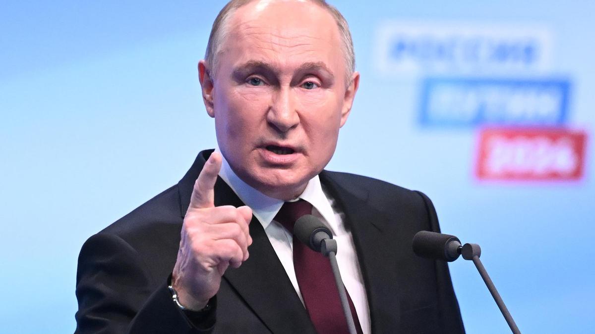 El presidente y candidato presidencial ruso, Vladimir Putin, se reúne con los medios de comunicación en su sede de campaña en Moscú, Rusia, el 18 de marzo de 2024.