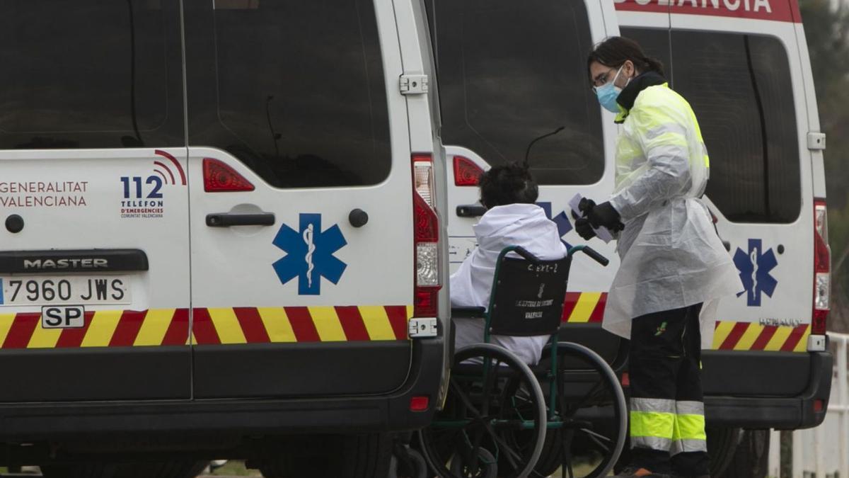 Traslado de pacientes con covid en el Hospital de Sagunt. | DANIEL TORTAJADA