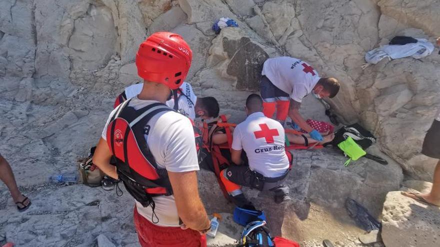 Los sanitarios de la Cruz Roja inmovilizan a la joven.