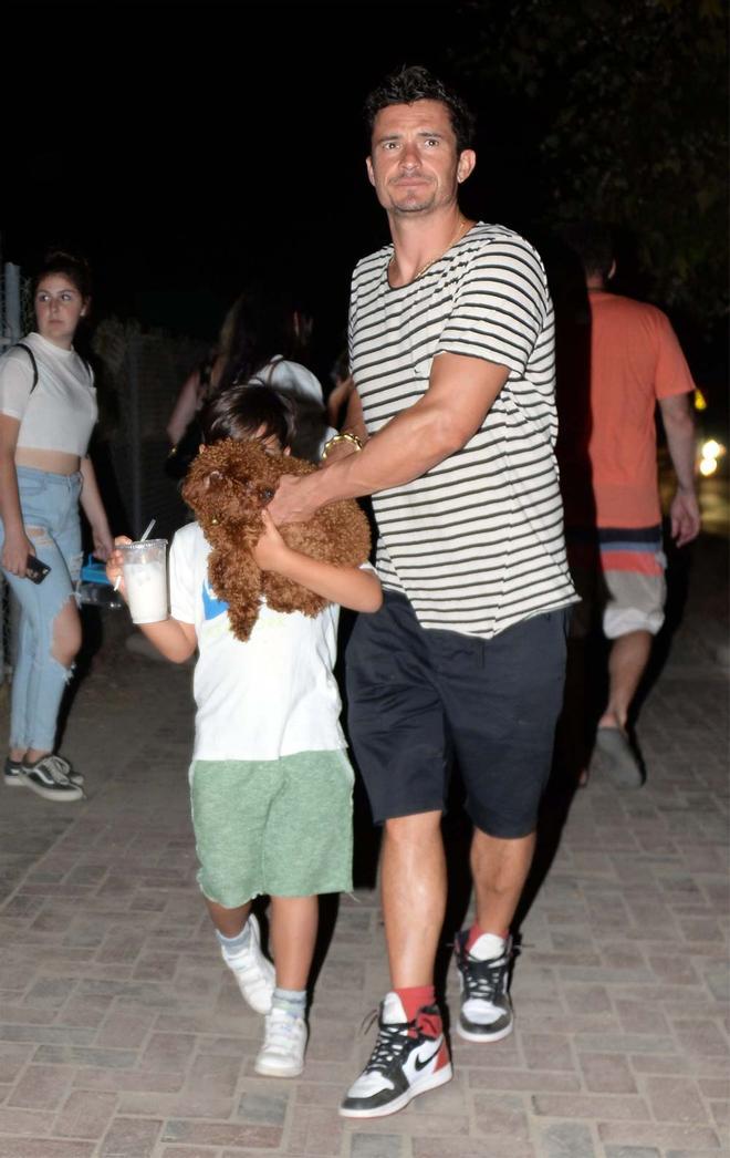Orlando Bloom tapa a su hijo Flynn con su perrito