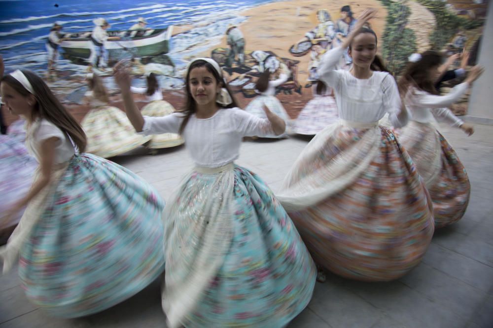 Ensayo de la Dansà con la fallera mayor y la corte