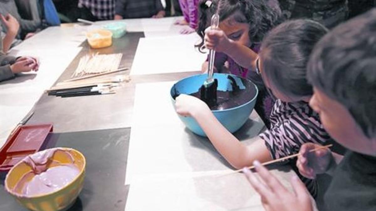 Taller goloso 8Unos niños aprenden a preparar dulces en Çukor.