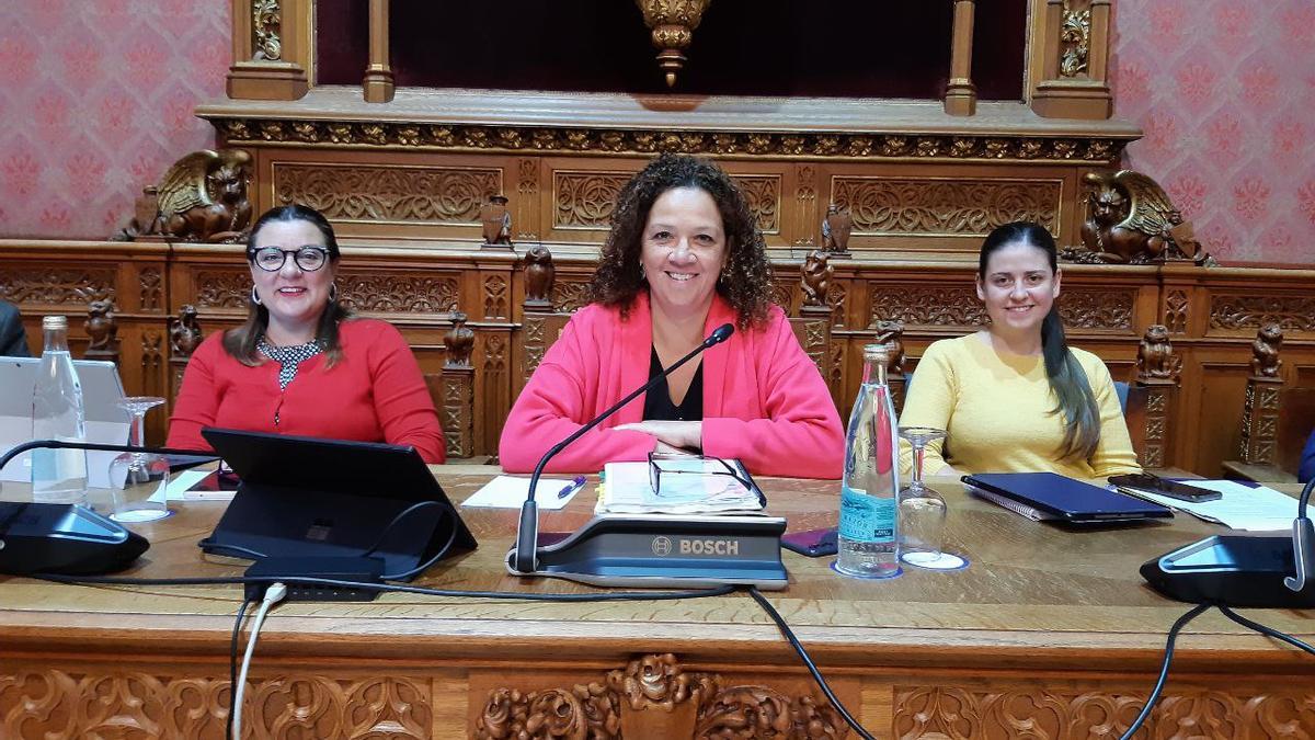 Catalina Cladera, presidenta del Consell de Mallorca, con las vicepresidentas Bel Busquets y Aurora Ribot