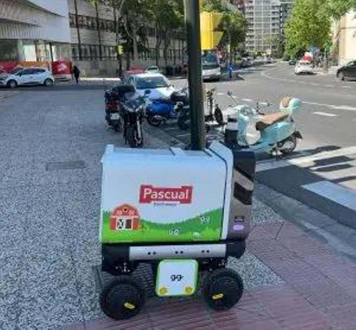 Un robot de Pascual cruzando un paso de peatones en Paseo La Mina