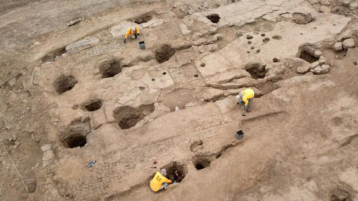 Descubierta una momia perteneciente a la cultura preinca Ychsma enterrada en una cámara funeraria poco profunda en una excavación en la Huaca (Santuario) Pucllana, en el corazón de una zona residencial del distrito de Miraflores en Lima, el 5 de septiembre de 2023. Los Ychsma se formaron alrededor del año 1100 d.C. tras la desintegración del Imperio de la Guerra, cuya autonomía duró hasta alrededor de 1450, cuando fueron absorbidos por el Imperio Inca que vivía en lo que ahora se considera el Perú central.