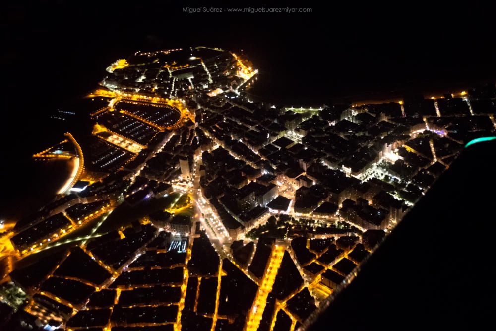 Gijón desde el cielo de noche