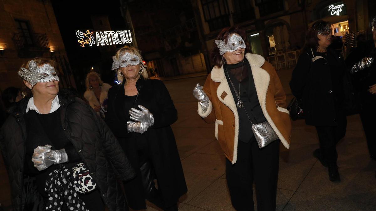 EN IMÁGENES: Las Comadres de Avilés sacan la fiesta a la calle
