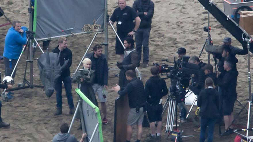 Kit Harington  y Emilia Clarke,  durante el rodaje en Zumaia