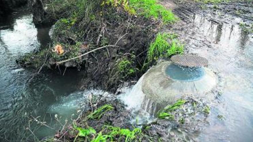 Uno de los pozos que provocan vertidos al río. // R. Vázquez