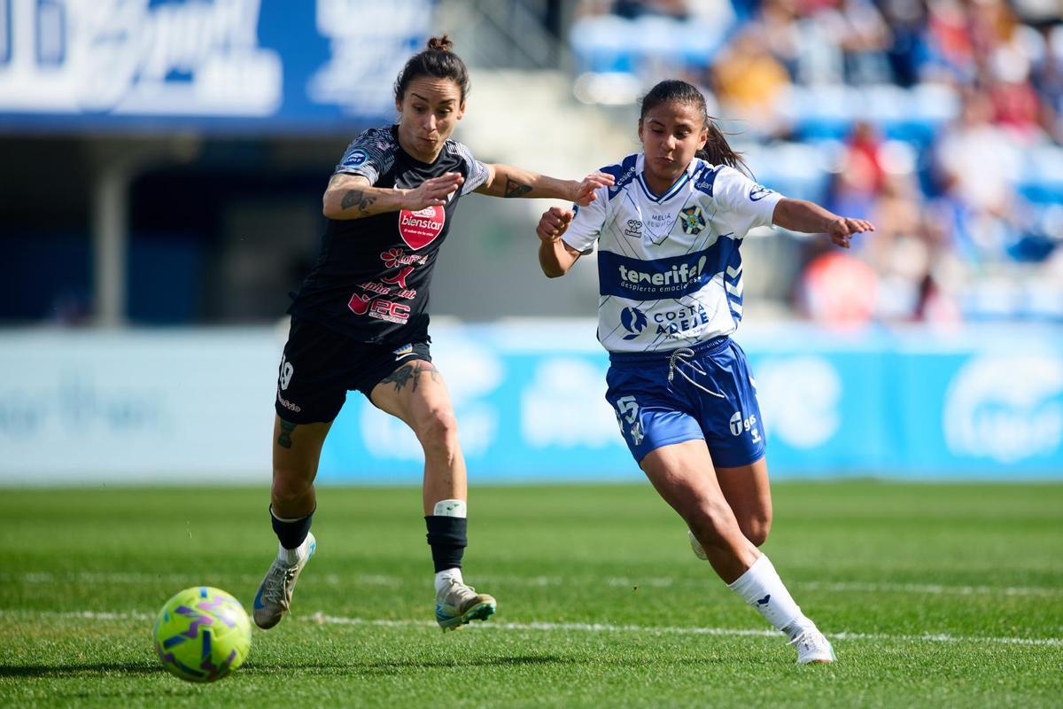 Yerliane Moreno pugna por un balón con Belén Martínez, del Alhama.
