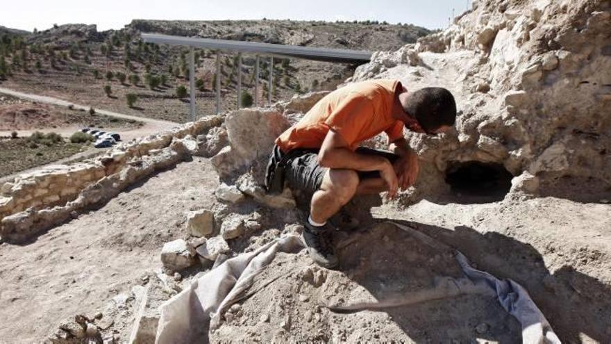 Una de las grandes madrigueras que han horadado la base del yacimiento