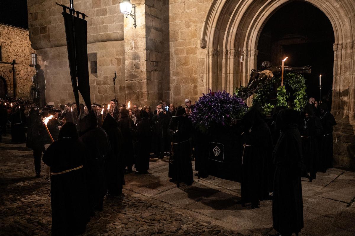 El Cristo Negro: la procesión cacereña que sale a medianoche y que atrae a miles de personas cada Miércoles Santo