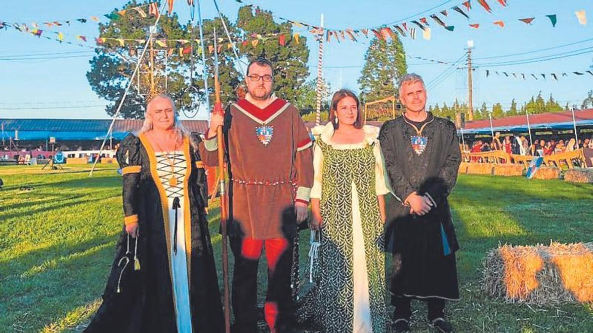 Adrián Barbón y Adriana Lastra flanqueados por la alcaldesa de Llanera, Eva María Pérez, y el concejal de Festejos, José Antonio González.