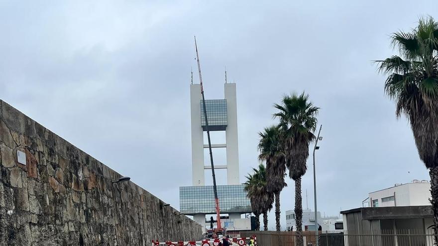 Una grúa de grandes dimensiones por una obra en la torre de control cierra el paso al Dique de Abrigo de A Coruña