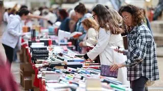 Día de Sant Jordi en Ibiza: libros y flores vencen a la lluvia matutina y llenan Vara de Rey