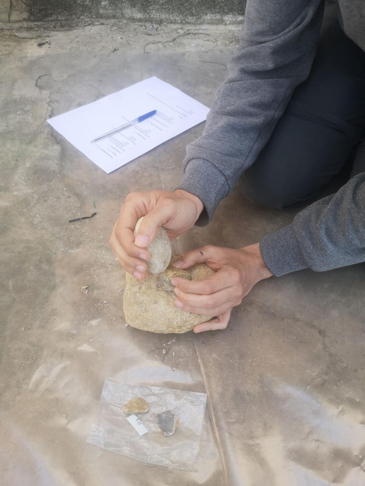 Detalle del proceso replicando el modo de trabajo de la piedra documentado en el yacimiento de Los Aljezares