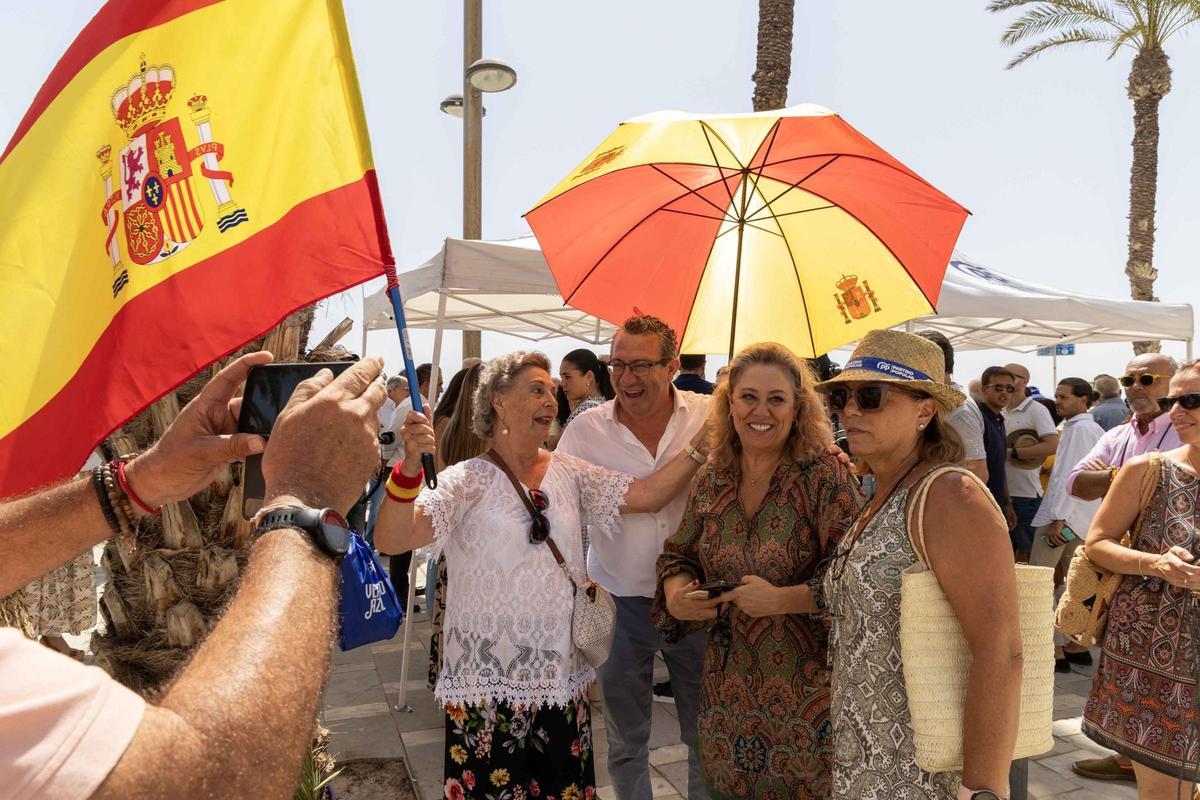El Alcalde de Madrid Almeida hace campaña por la Playa de San Juan El Alcalde de Madrid Almeida hace campaña por la Playa de San Juan