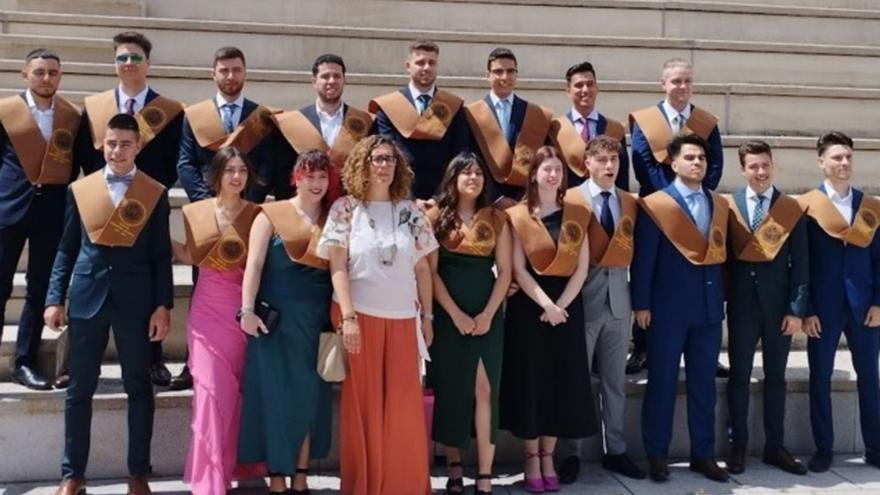 Graduados en Ingeniería Mecánica de la promoción 2019-201323 junto con su madrina. | Cedida