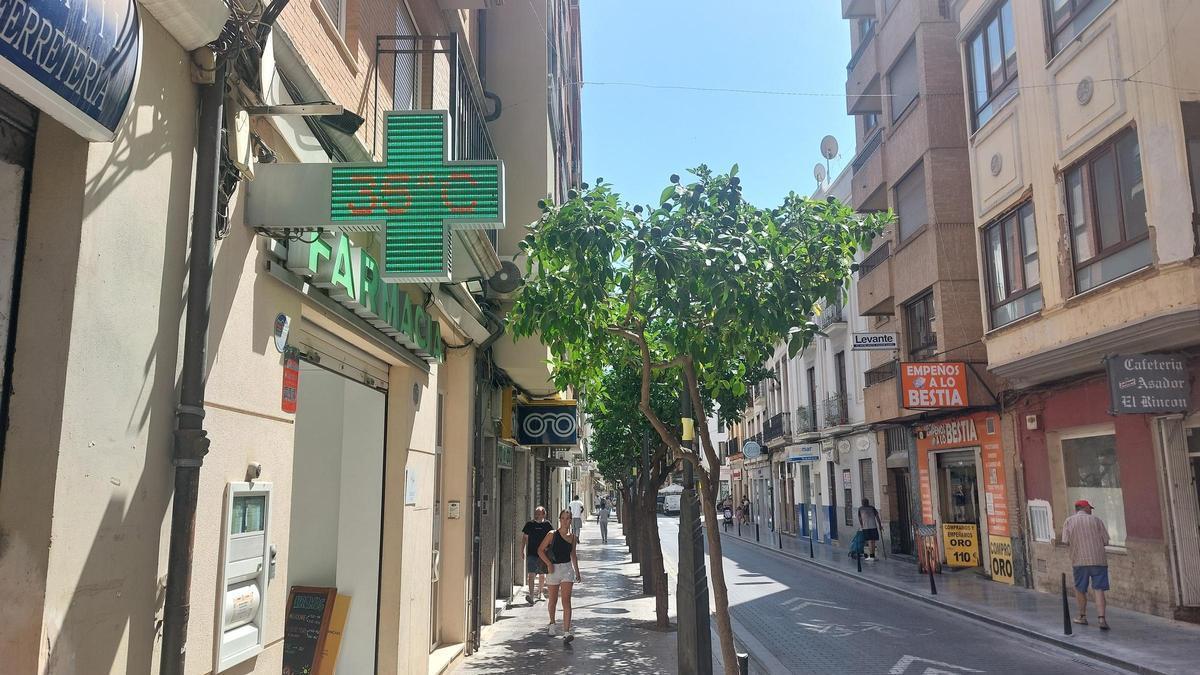 Una farmàcia de Sagunt marca els 35 °C poc després del migdia d'este dimarts.