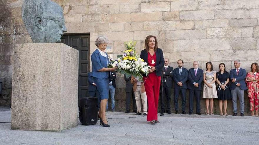 Ofrenda floral ante el monumento de Celso Emilio Ferreiro. // Brais Lorenzo