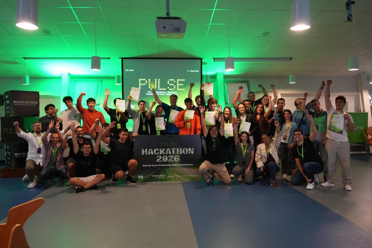 Foto de familia de todos los universitarios que participaron en el desafío tecnológico.