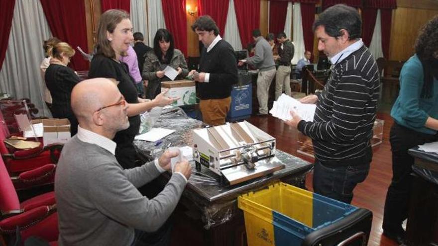 Recuento del voto emigrante en la Audiencia de Ourense en las elecciones generales de 2011. / iñaki osorio