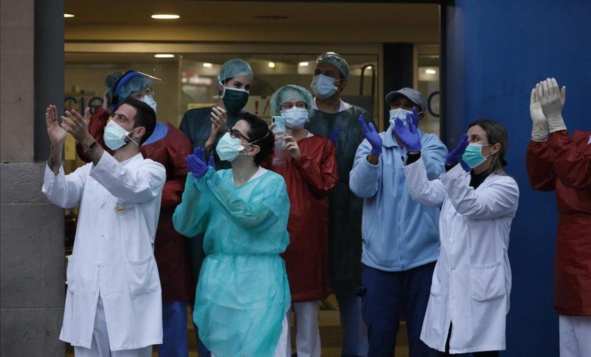 Aplauso de homenaje a los sanitarios en el Hospital Dos de Maig de Barcelona, el 2 de abril.