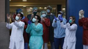 Aplauso de homenaje a los sanitarios en el Hospital Dos de Maig de Barcelona, el 2 de abril.