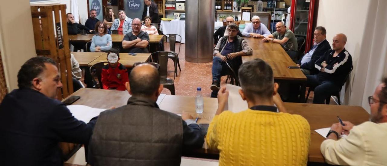 Imagen de la última reunión de Ashiovi, en la que se dio apoyo a asumir la vuelta a la normalidad en la terrazas de bares y restaurantes en Vila-real.