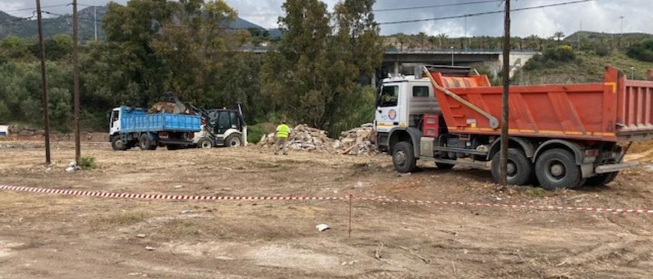 Maquinaria pesada trabajaba ayer en la adecuación de la parcela de la Feria de Noche. | L.O.