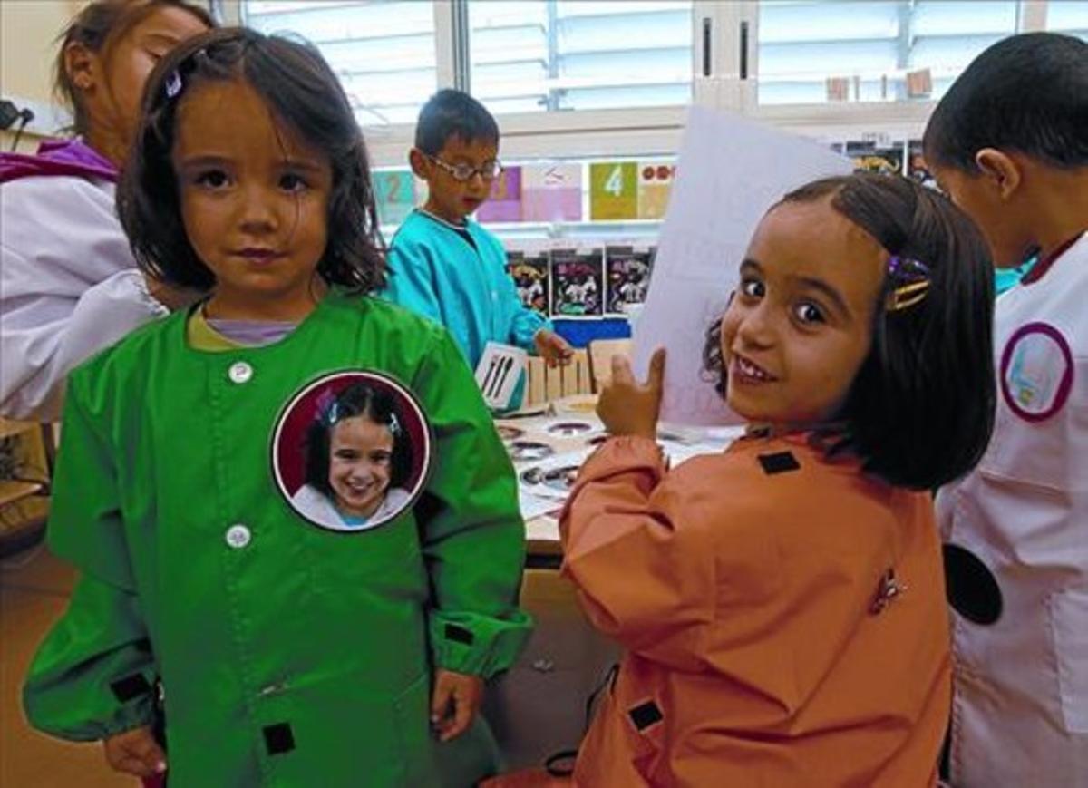 Interès 8 Dues nenes de l’escola Miralletes participen en el taller d’art contemporani, dijous. Interès 8 Dues nenes de l’escola Miralletes participen en el taller d’art contemporani, dijous.