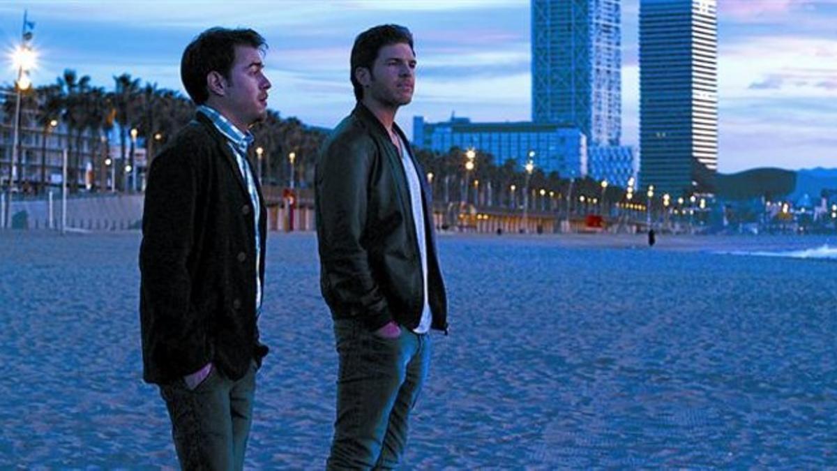 Una escena de la película de Dani de la Orden rodada en la playa de la Barceloneta. Debajo, carátula del DVD que ofrecerá EL PERIÓDICO.
