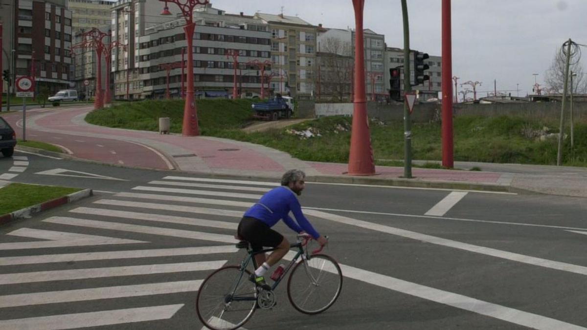 Carril bici en la zona de San Amaro en 2001.   | // CARLOS PARDELLAS