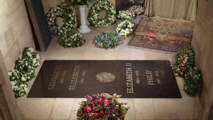 La lápida de la reina Isabel II en la Capilla del Rey Jorge del Castillo de Windsor