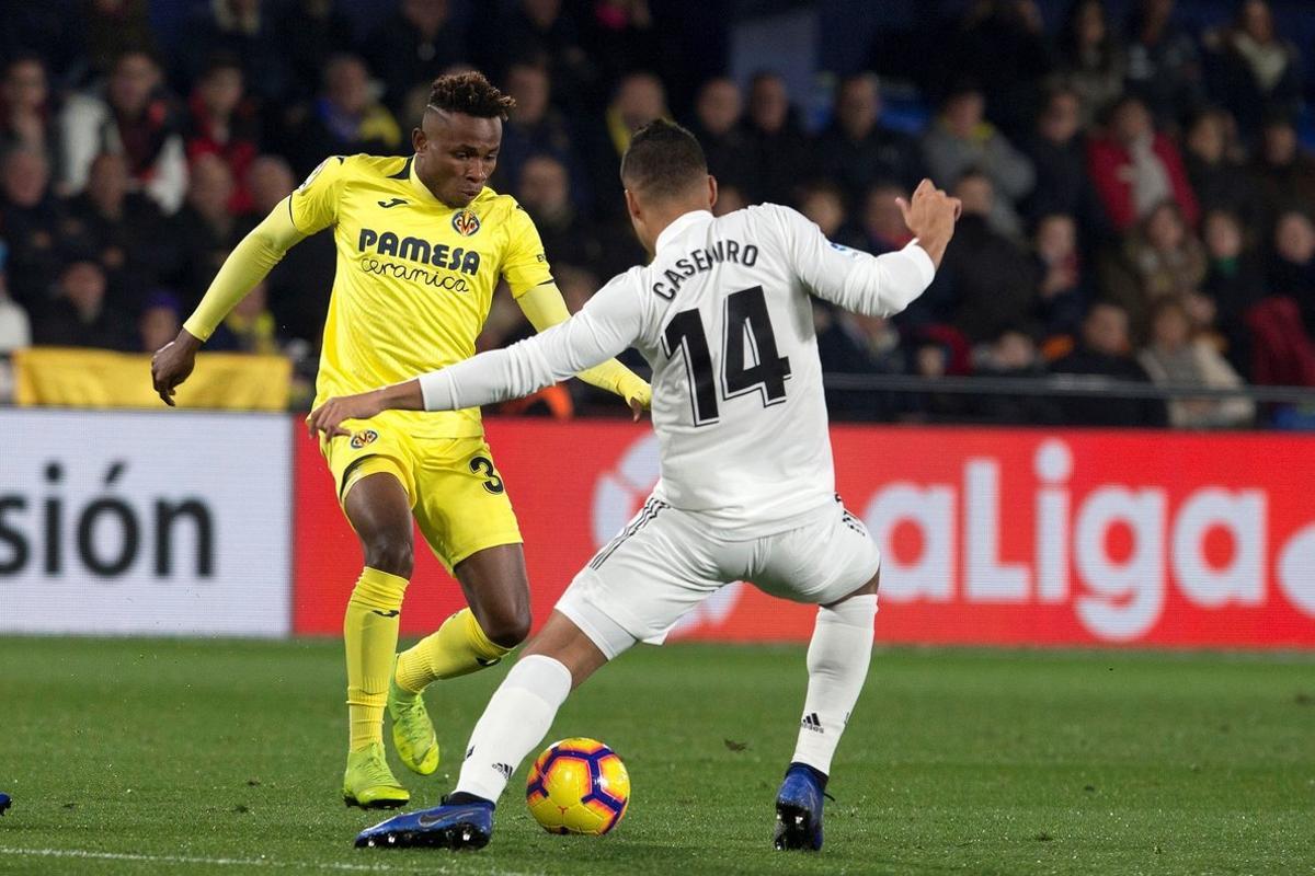 GRAF4366  VILA-REAL  CASTELLON   03 01 2019 - El centrocampista nigeriano del Villarreal Samuel Chukwueze  i  pelea un balon con el centrocampista brasileno del Real Madrid Carlos Casemiro en partido de liga que se disputa esta noche en el estadio de la Ceramica  EFE  Domenech Castello