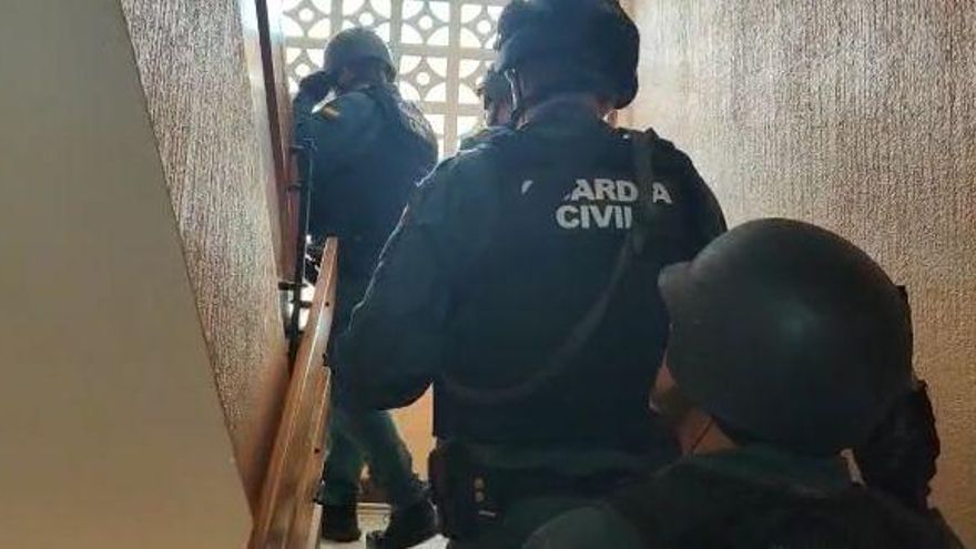 Así ha entrado la Guardia Civil en la casa del vecino de Arteixo que llevaba horas atrincherado