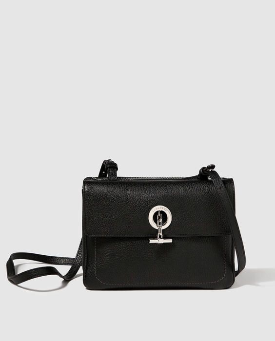 Bolso bandolera de piel en negro con broche de Lamarthe: 239 euros