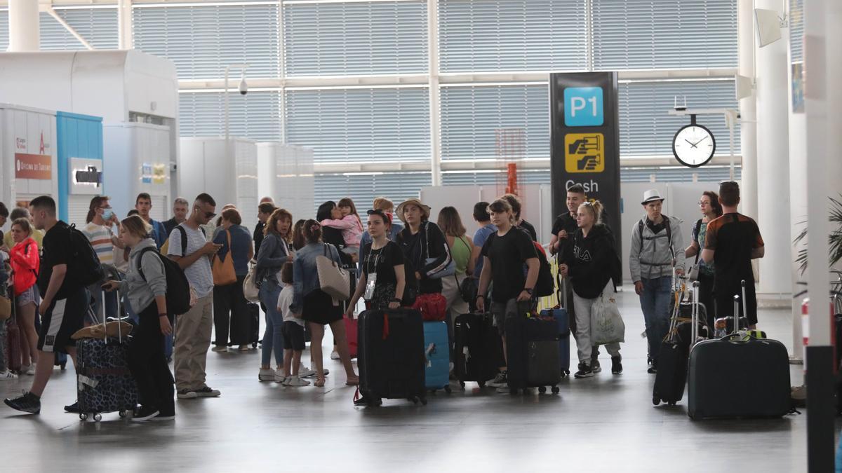 Viajeros en el aeropuerto de Zaragoza.