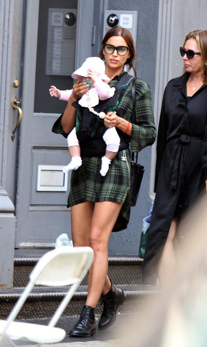 Irina Shayk en Nueva York paseando junto a su hija
