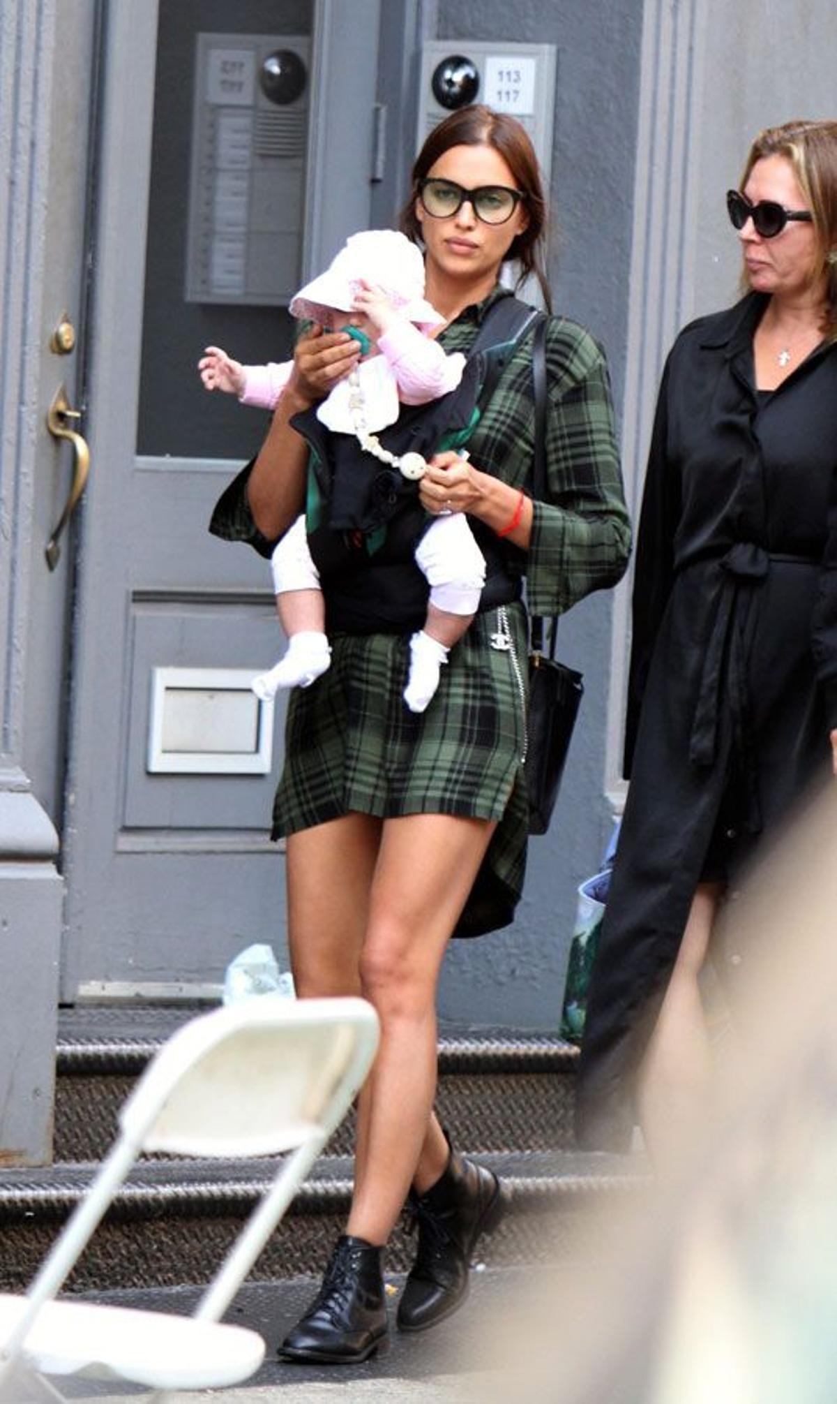 Irina Shayk en Nueva York paseando junto a su hija